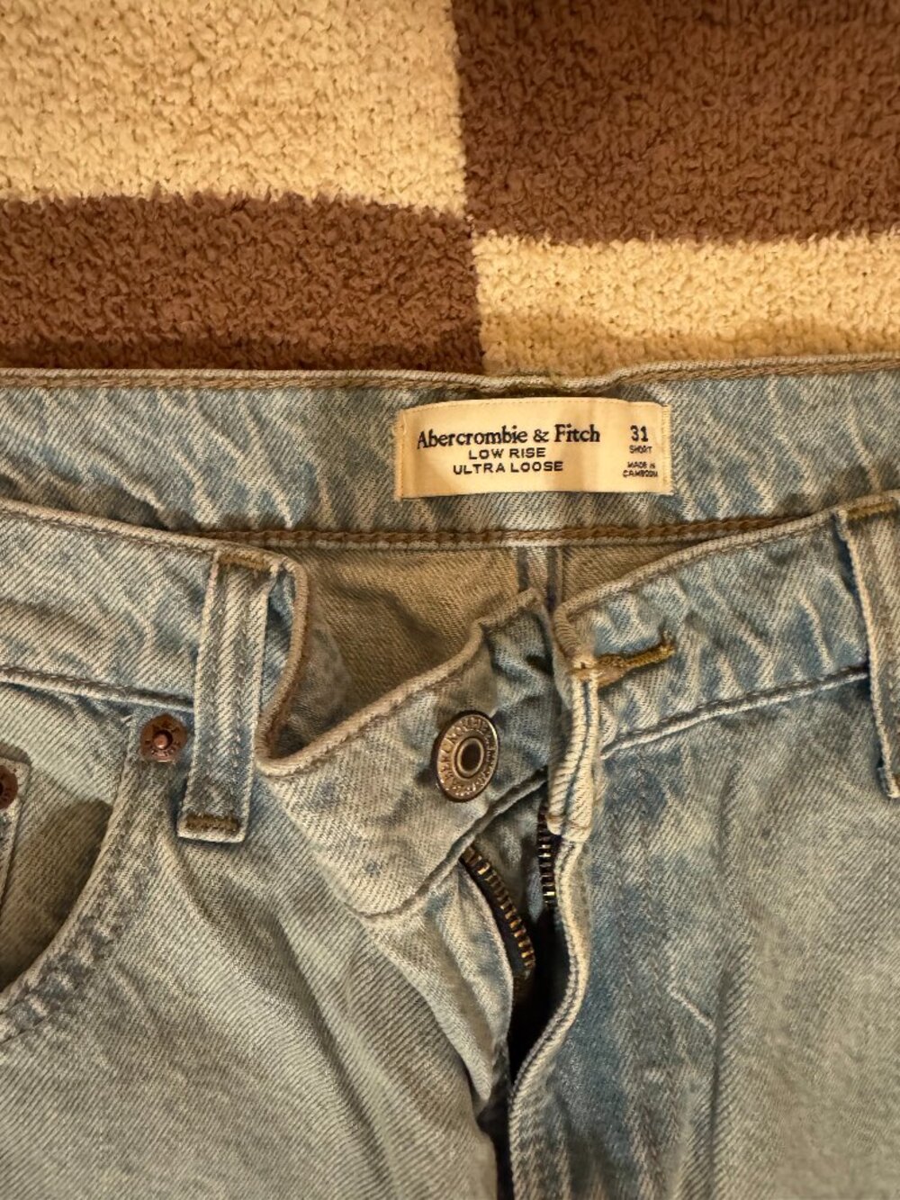 Abercrombie & Fitch - Low Rise Ultra Loose Jeans with Destroyed Hem - NWT - Picture 6 of 7